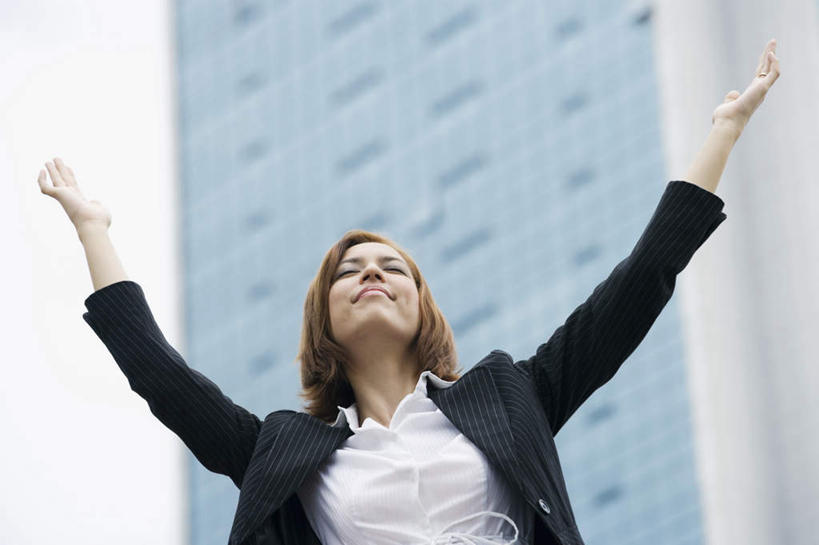 西方人,一个人,商务人士,商务女性,高楼大厦,站,举,闭眼,笑,微笑,露齿笑,横图,室外,白天,仰视,办公楼,大厦,建筑,摩天大楼,写字楼,欧洲,欧洲人,仅一个年轻女性,仅一个女性,仅一个人,套装,欢呼,朦胧,模糊,楼宇,托,站着,商务楼,喝彩,商务装,工薪阶层,年轻女性,女人,女性,白种人,白领,上班族,闭眼睛,闭着眼,闭着眼睛,举起,举手,举着,向上举,向上伸,向上托,站立,半身,彩图,低角度拍摄,大楼,高层建筑,高楼,摩天楼