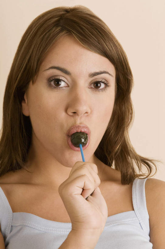 西方人,脸,头,脸颊,一个人,吃,竖图,室内,特写,白天,正面,吊带,欧洲,欧洲人,仅一个年轻女性,仅一个女性,仅一个人,一根,握,服装,棒棒糖,食品,糖,糖果,甜点,甜品,棕色,拿,拿着,注视,吊带衫,肩膀,食物,衣服,甜食,观察,看,握着,摄影,服饰,影棚,观看,察看,衣着,穿着,关注,衣饰,年轻女性,女人,女性,白种人,头部,长发,卷发,脸部,脸蛋,面部,嚼,食,半身,彩图,影棚拍摄,拍摄