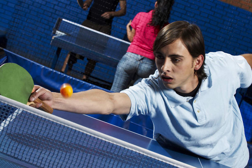 西方人,背部,三个人,伙伴,朋友,体育馆,运动场,站,横图,室内,白天,正面,锻炼,友谊,运动,欧洲,欧洲人,握,服装,球网,乒乓球拍,乒乓球装备,乒乓球桌,球拍,拿,拿着,注视,休闲装,娱乐,运动器械,体育场,衣服,观察,看,站着,享受,休闲,休闲服,健身器械,放松,握着,服饰,观看,察看,关注,健身器材,室内运动,运动馆,乒乓球球拍,友情,乒乓球运动,男人,男性,年轻男性,年轻女性,女人,女性,白种人,站立,半身,彩图,健身,乒乓球台,运动器材