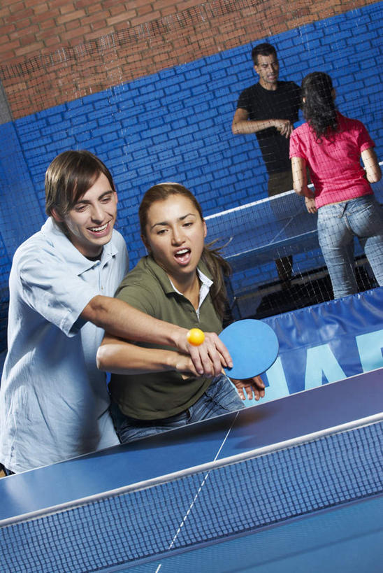 西方人,背部,四个人,伙伴,朋友,体育馆,运动场,站,竖图,室内,白天,正面,爱情,锻炼,友谊,运动,欧洲,欧洲人,握,服装,球网,乒乓球拍,乒乓球装备,乒乓球桌,球拍,浪漫,拿,拿着,注视,休闲装,娱乐,运动器械,体育场,衣服,观察,看,站着,享受,休闲,温暖,温馨,休闲服,健身器械,恩爱,放松,握着,恋人,服饰,观看,和睦,察看,关注,健身器材,室内运动,运动馆,乒乓球球拍,友情,乒乓球运动,男人,男性,年轻男性,年轻女性,女人,女性,白种人,情侣,站立,半身,彩图,健身,乒乓球台,伴侣,融洽,运动器材