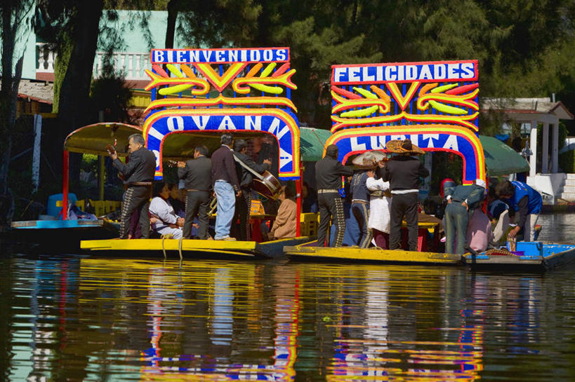 西方人,站,横图,室外,白天,正面,度假,河流,美景,水,植物,城市风光,城市,船,墨西哥,欧洲,欧洲人,一排,行人,游客,游人,花纹,服装,整齐,装饰,英文,标志,文字,字符,字母,河水,景观,水流,首都,许多人,注视,休闲装,娱乐,标识,游轮,路人,旅客,游船,树,树木,排列,衣服,绿色,自然,交通工具,观察,看,站着,一群人,享受,休闲,休闲服,景色,放松,服饰,生长,成长,观看,英文字母,华丽,修饰,点缀,察看,北美,北美洲,队列,关注,载具,美洲,墨西哥城,北亚美利加洲,亚美利加洲,衬托,美观,雅致,雅观,墨西哥合众国,仙人掌王国,旅游船,联邦区,过客,男人,男性,年轻男性,年轻女性,女人,女性,白种人,站立,彩图,全身