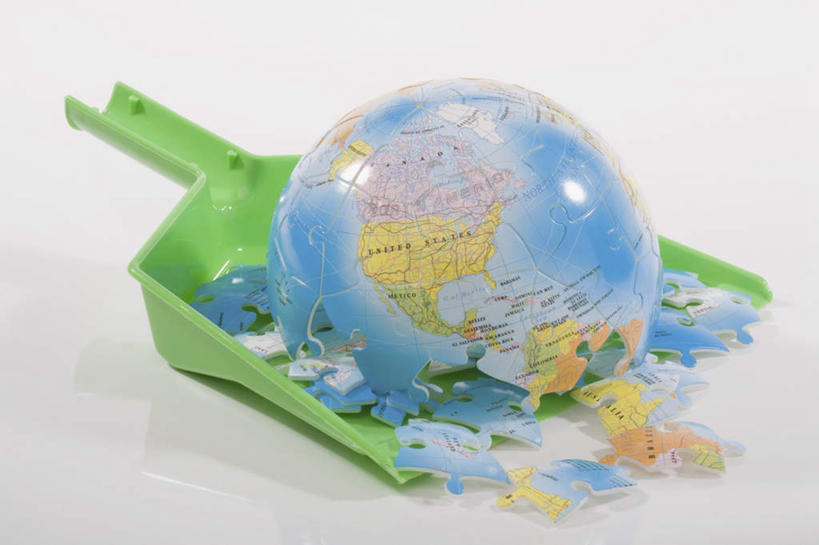 无人,横图,俯视,室内,特写,白天,白色背景,游戏,成功,合作,团队,集体,信心,仪器,海洋,静物,地图,拼图,连接,阴影,组合,反射,网格,地球仪,线条,影子,世界地图,地球,陆地,玩,全球,娱乐,队伍,球,一个,绿色,经纬线,模型,容器,休闲,球体,摄影,地理,国家,影棚,单个,活动,储藏,链接,大陆,世界,成就,储存,发泄,消遣,智力,拼接,拼凑,纬线,智力游戏,合伙,版图,经线,经纬仪,地理学,宣泄,拼合,凑集,聚合,撮合,链结,趣味,策略,玩耍,嬉戏,彩图,高角度拍摄,影棚拍摄,拍摄,贮存,大洋,大洲