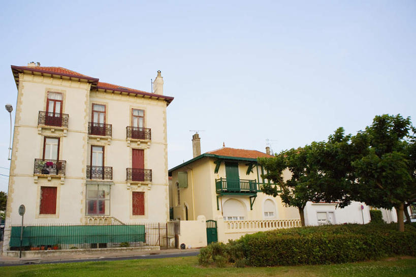 无人,家,横图,室外,白天,仰视,度假,草地,草坪,美景,植物,窗户,城市风光,城市,酒店,法国,欧洲,阴影,光线,影子,房屋,墙,屋子,景观,公寓,娱乐,洋房,楼房,玻璃窗,墙壁,墙面,住宅,草,树,树木,蓝色,绿色,蓝天,天空,阳光,自然,天,享受,休闲,景色,放松,生长,晴朗,成长,万里无云,法兰西共和国,比亚里茨,阿基坦,法兰西第五共和国,晴空,晴空万里,彩图,低角度拍摄,房子,旅店