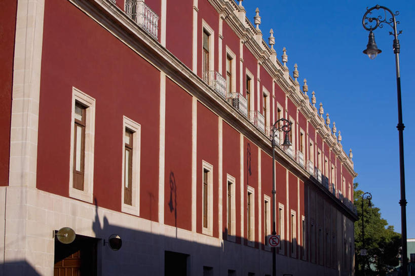 无人,家,宫殿,横图,室外,白天,仰视,度假,美景,植物,别墅,窗户,城市风光,城市,路灯,照明,墨西哥,一排,阴影,整齐,并列,并排,光线,影子,房屋,墙,屋子,景观,公寓,灯光,娱乐,洋房,楼房,玻璃窗,墙壁,墙面,住宅,灯,树,树木,排列,蓝色,绿色,蓝天,天空,阳光,自然,天,享受,休闲,景色,放松,生长,晴朗,成长,照亮,北美,北美洲,照明设备,队列,美洲,豪宅,平行,万里无云,阿瓜斯卡连特斯州,阿瓜斯卡连特斯,北亚美利加洲,亚美利加洲,墨西哥合众国,仙人掌王国,晴空,晴空万里,彩图,低角度拍摄,房子