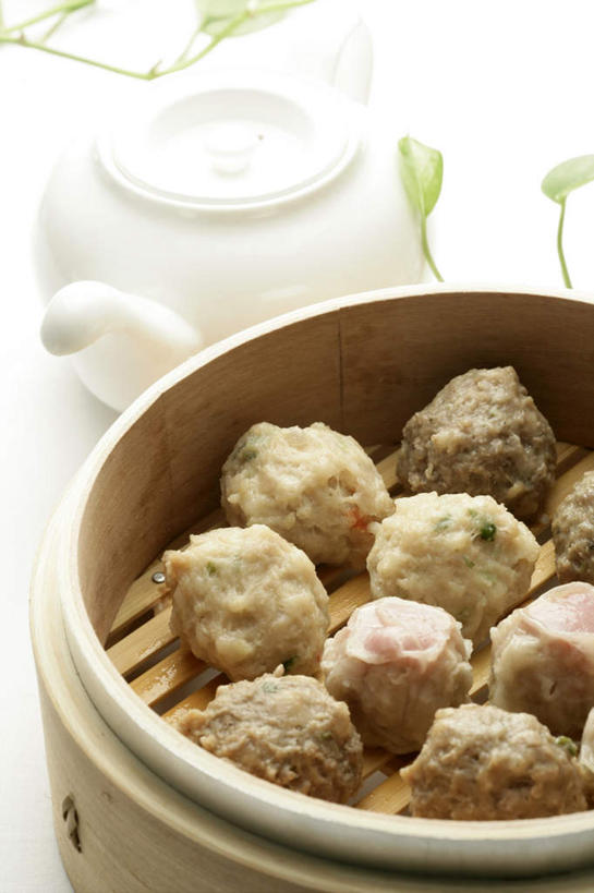 蒸笼,无人,竖图,俯视,室内,特写,白天,白色背景,烹饪,中餐,厨具,阴影,竹制,朦胧,模糊,反射,壶,影子,谷类,谷物,肉,料理,食品,糯米,米,丸子,猪肉,大米,菜肴,美食,肉类,肉丸,水壶,食物,茶壶,容器,中式,摄影,佳肴,影棚,竹制品,笼屉,肉食,烹饪用具,豚肉,江米,烹调用具,烹调,彩图,高角度拍摄,影棚拍摄,拍摄,糯米肉丸,糯米肉丸子