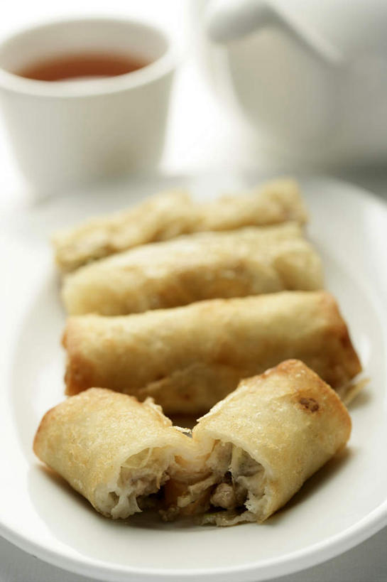 点心,无人,竖图,俯视,室内,特写,白天,白色背景,汽车,杯子,餐具,一排,阴影,朦胧,模糊,整齐,反射,碟子,壶,盘,影子,料理,食品,面点,春卷,美食,车,水壶,食物,排列,盘子,茶壶,容器,水杯,碟,交通工具,轿车,四个,中式,摄影,影棚,队列,载具,薄饼,春饼,茶杯,彩图,高角度拍摄,影棚拍摄,拍摄