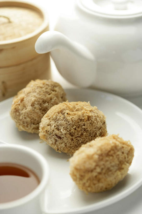 蒸笼,无人,竖图,俯视,室内,特写,白天,白色背景,烹饪,中餐,餐具,厨具,阴影,竹制,朦胧,模糊,反射,碟子,壶,盘,影子,陶瓷,醋,调料,谷类,谷物,肉,料理,食品,糯米,陶瓷制品,米,调味品,丸子,调味料,猪肉,大米,菜肴,美食,肉类,肉丸,水壶,食物,盘子,茶壶,容器,碟,碗,中式,摄影,佳肴,影棚,储藏,竹制品,储存,笼屉,肉食,烹饪用具,食醋,豚肉,江米,苦酒,醯,烹调用具,烹调,彩图,高角度拍摄,影棚拍摄,拍摄,糯米肉丸,糯米肉丸子,贮存