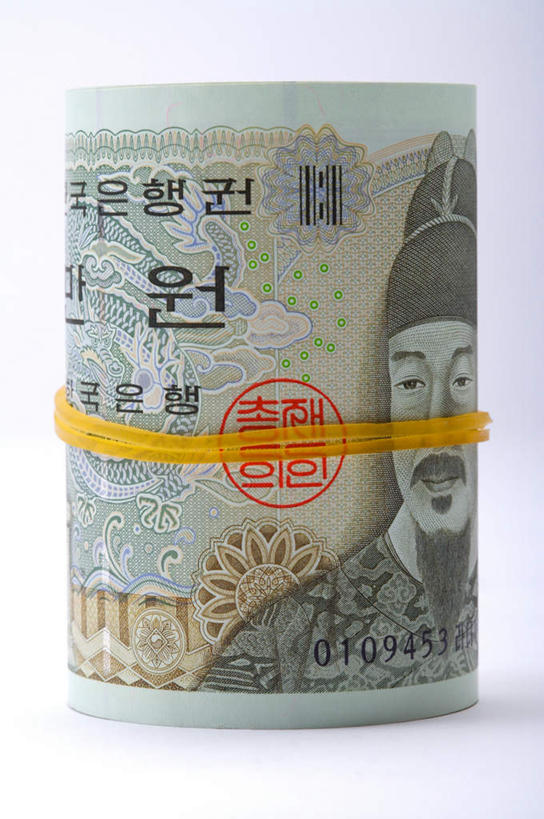 东方人,一个人,无人,竖图,室内,特写,白天,白色背景,正面,钱,静物,亚洲,仅一个男性,仅一个人,仅一个中年男性,阴影,反射,钱币,影子,办公用品,注视,黄种人,一个,观察,看,橡胶,钞票,金融,纸币,摄影,影棚,韩币,经济,单个,观看,捆绑,办公设备,文具用品,察看,关注,流通,纸钞,贸易,橡胶制品,文化工具,绑缚,货币,现金,男人,男性,中年男性,亚洲人,半身,彩图,影棚拍摄,拍摄,圜,橡皮筋