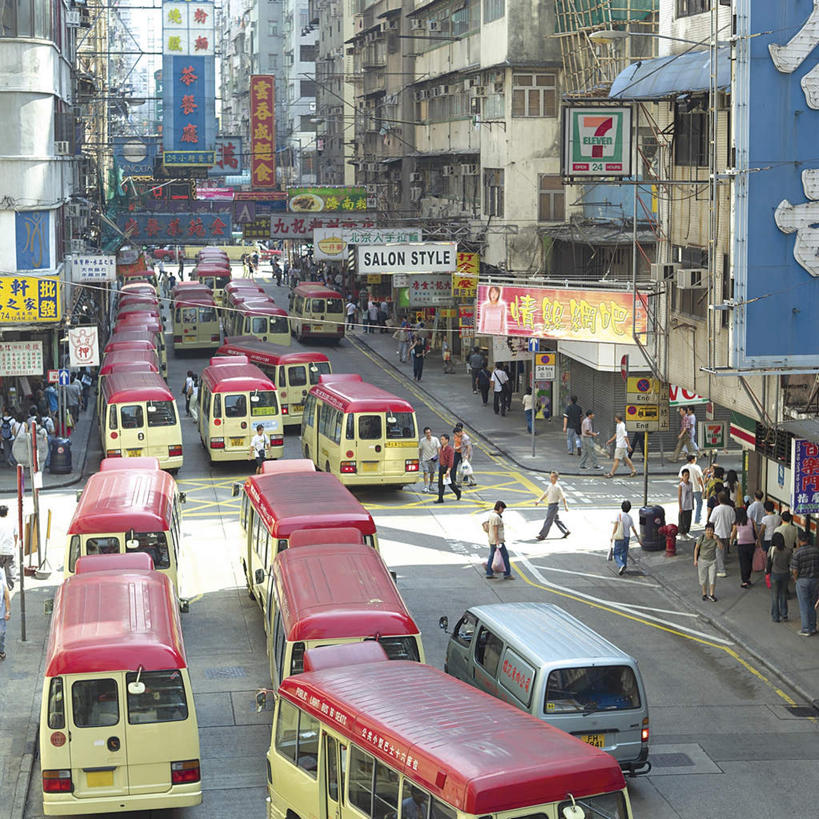 东方人,家,商店,站,走,方图,室外,白天,正面,度假,安全,美景,城市风光,城市,道路,路,人行横道,公路,公共汽车,香港,中国,亚洲,行人,游客,游人,阴影,服装,光线,影子,房屋,屋子,景观,公寓,红绿灯,人行道,巴士,信号灯,公交车,交通,许多人,注视,休闲装,黄种人,娱乐,商铺,洋房,楼房,路人,旅客,住宅,车,衣服,阳光,交通工具,观察,看,站着,一群人,享受,休闲,休闲服,景色,放松,警示,服饰,观看,港,察看,关注,提示,载具,人行横道线,流通,东亚,交通信号灯,行人信号灯,香港特别行政区,港澳台,中华人民共和国,市肆,商号,过客,男人,男性,女人,女性,中年男性,中年女性,亚洲人,斑马线,马路,步行,散步,站立,走路,半身,彩图,房子,店铺