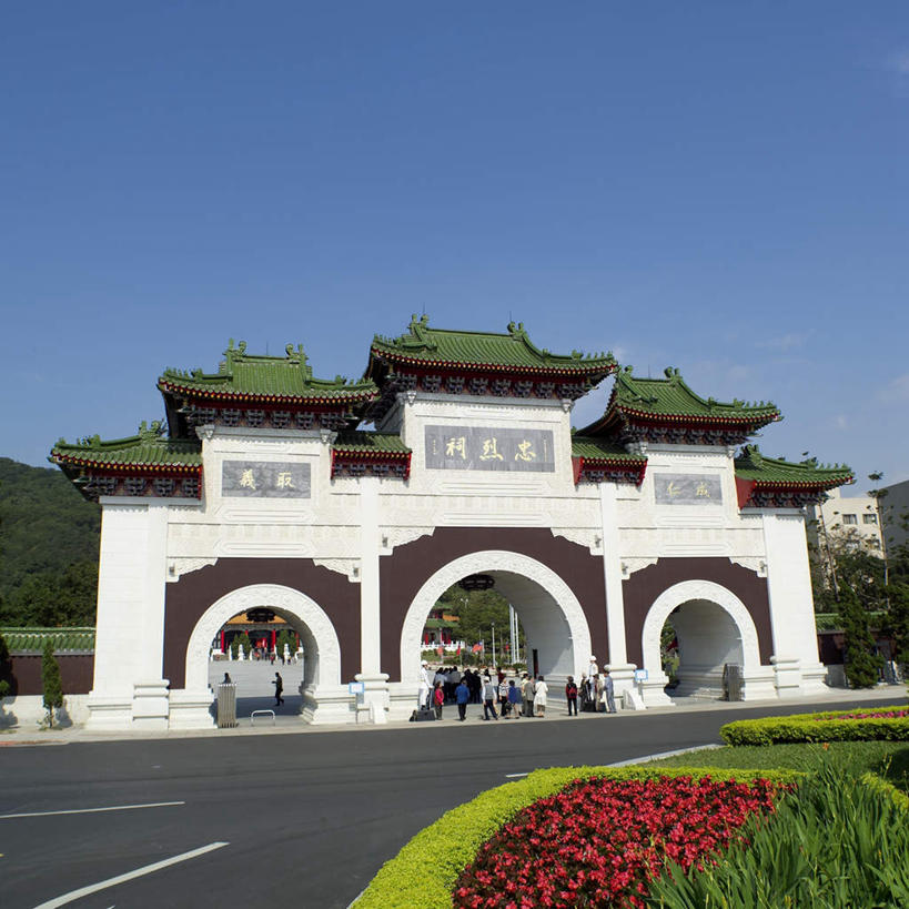 东方人,站,方图,室外,白天,仰视,旅游,度假,花海,花圃,植物,标志建筑,道路,地标,建筑,路,公路,叶子,台湾,中国,亚洲,行人,游客,游人,阴影,服装,盛开,光线,瓦片,影子,屋顶,拱门,分界线,停车线,交通,许多人,花蕾,顶棚,瓦,注视,休闲装,黄种人,娱乐,建设,路人,旅客,花,花瓣,花朵,花卉,鲜花,衣服,蓝色,绿色,蓝天,天空,阳光,花丛,花束,花田,天,花苞,花蕊,观察,看,站着,一群人,享受,休闲,休闲服,旅游胜地,放松,建造,服饰,晴朗,观看,车行道,车行道分界线,察看,关注,标线,东亚,车行线,屋瓦,台北,忠烈祠,万里无云,港澳台,中华人民共和国,省会,台北市,台湾省,过客,台湾忠烈祠,男人,男性,女人,女性,中年男性,中年女性,亚洲人,晴空,晴空万里,马路,站立,彩图,低角度拍摄,全身,台