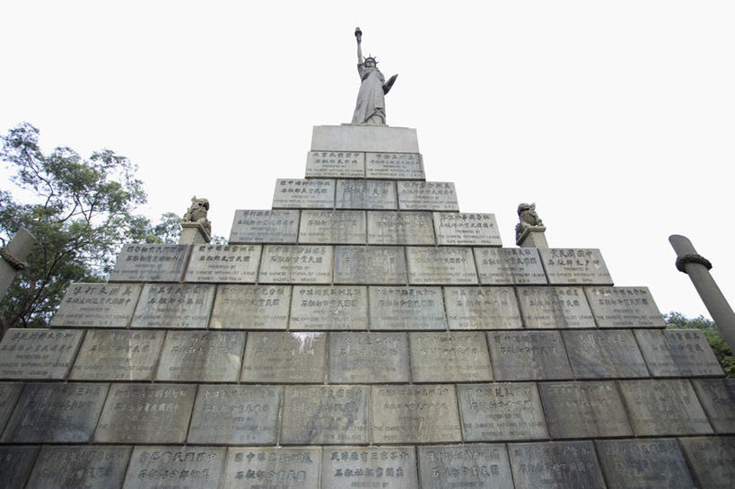 东方人,一个人,无人,站,举,横图,室外,白天,仰视,民族服装,旅游,度假,名胜古迹,植物,标志建筑,地标,建筑,雕塑,广州,中国,亚洲,仅一个年轻女性,仅一个女性,仅一个人,阴影,遗迹,艺术,装饰,光线,雕刻,雕像,影子,注视,黄种人,古迹,文物,娱乐,建设,古建筑,石雕,树,树木,蓝色,绿色,蓝天,天空,阳光,自然,工艺品,天,观察,看,托,站着,享受,休闲,旅游胜地,放松,生长,晴朗,成长,观看,纪念,美术,察看,关注,主题,陈列,古文明,东亚,广东,广东省,万里无云,中华人民共和国,华南地区,省会,功能,美学,广州市,粤,年轻女性,女人,女性,亚洲人,晴空,晴空万里,举起,举手,举着,向上举,向上伸,向上托,站立,彩图,低角度拍摄,全身,传统服装,民俗服,广州起义,黄花岗起义,黄花岗公园,黄花岗七十二烈士墓园,纪念公园