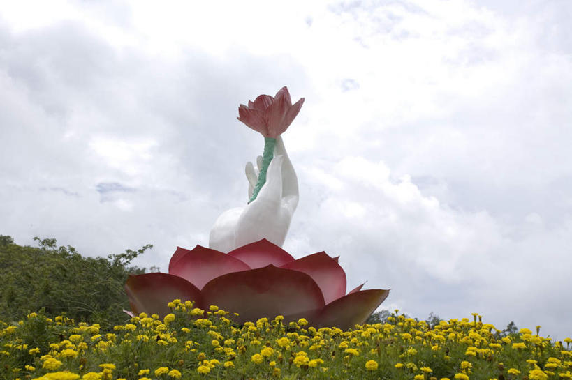 手,无人,横图,室外,白天,仰视,旅游,度假,纯洁,花海,花圃,美景,植物,标志建筑,地标,建筑,莲花,叶子,雕塑,三亚,中国,亚洲,握,阴影,艺术,装饰,盛开,光线,雕刻,雕像,影子,景观,云,云朵,建筑群,拿,花蕾,云彩,拿着,娱乐,建设,花,花瓣,花朵,花卉,鲜花,海南,蓝色,绿色,白云,蓝天,天空,阳光,自然,工艺品,花丛,花束,花田,天,花苞,花蕊,享受,休闲,手部,景色,放松,握着,海南省,晴朗,纪念,单手,美术,富贵,神圣,自然风光,主题,陈列,东亚,纯净,三亚市,南山,中华人民共和国,华南地区,功能,美学,六月花神,正直,琼,荷花,六月春,藕花,水芙蓉,晴空,彩图,低角度拍摄,南山文化旅游区