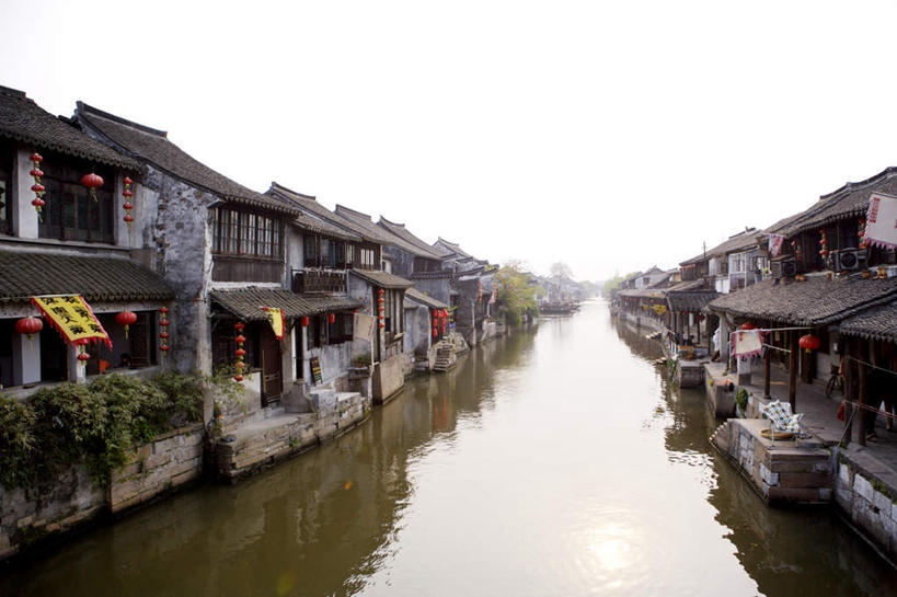 无人,家,横图,室外,白天,正面,旅游,度假,河流,名胜古迹,水,植物,标志建筑,地标,建筑,照明,中国,亚洲,阴影,遗迹,光线,灯笼,影子,纸灯笼,房屋,屋子,河水,水流,建筑群,古迹,文物,娱乐,建设,古建筑,浙江,楼房,住宅,树,树木,古镇,浙江省,蓝色,绿色,蓝天,天空,阳光,自然,灯具,天,享受,休闲,旅游胜地,放松,生长,晴朗,成长,照亮,照明设备,古文明,东亚,西塘,万里无云,中华人民共和国,华东地区,浙,嘉兴,嘉兴市,西塘古镇,西塘镇,晴空,晴空万里,彩图,房子