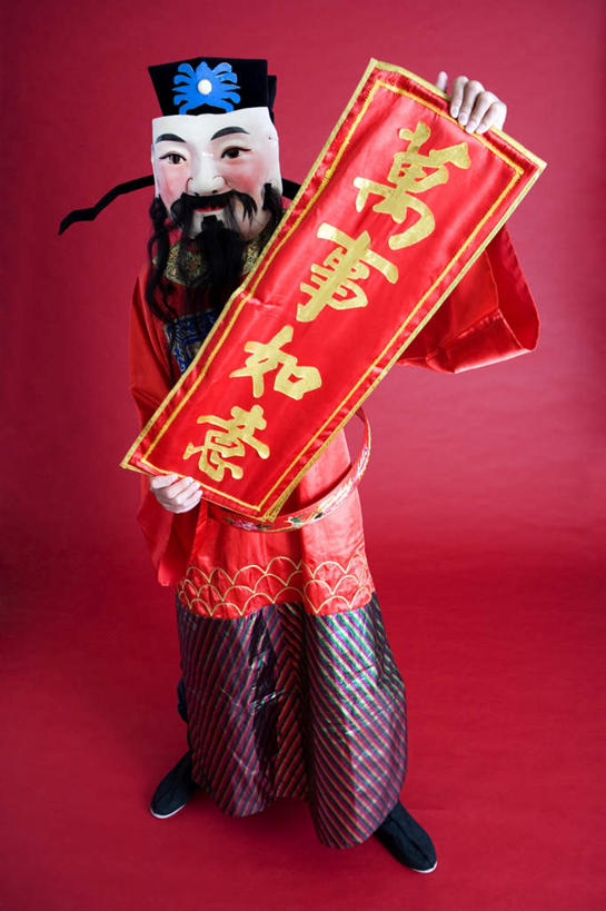 东方人,一个人,站,竖图,室内,白天,正面,民族服装,春节,对联,亚洲,仅一个男性,仅一个人,握,阴影,红色背景,节日,庆祝,艺术,反射,标志,文字,影子,字符,手工艺品,拿,拿着,黄种人,文化,标识,仅一个年轻男性,工艺品,站着,庆典,汉字,握着,遮,遮掩,摄影,影棚,纪念,春联,掩盖,高雅,遮挡,中国文化,中文,遮盖,自信心,品位,掩饰,国文,华文,男人,男性,年轻男性,亚洲人,站立,彩图,全身,影棚拍摄,传统服装,民俗服,拍摄,对子,楹联