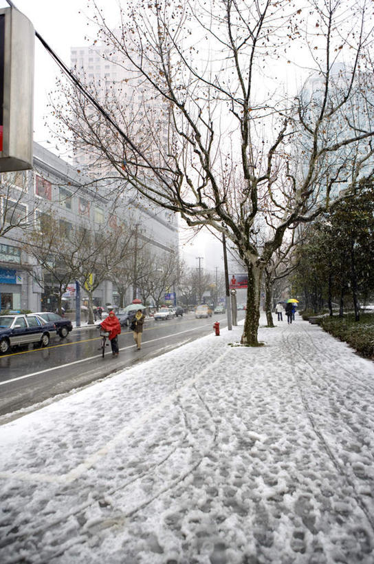 东方人,一个人,商店,走,竖图,室外,白天,正面,购物,度假,消费,美景,雪,植物,大雪,城市风光,超市,城市,道路,路,商场,公路,汽车,上海,中国,亚洲,仅一个男性,仅一个人,服装,积雪,景观,雪景,冬季,冬天,分界线,枝条,停车线,交通,注视,休闲装,黄种人,娱乐,车,树,树木,树枝,仅一个年轻男性,衣服,交通工具,轿车,观察,看,享受,休闲,休闲服,景色,放松,寒冷,金融,百货,服饰,观看,保暖,车行道,车行道分界线,申,察看,防寒,御寒,关注,载具,雨衣,标线,选购,贸易,百货公司,透气,东亚,防水,车行线,上海市,中华人民共和国,沪,华东地区,血拼,严寒,冲锋服,冲锋衣,防潮,户外用品,虬枝,枝杈,男人,男性,年轻男性,亚洲人,马路,步行,散步,走路,彩图,全身,购物商场,购物中心,商业中心