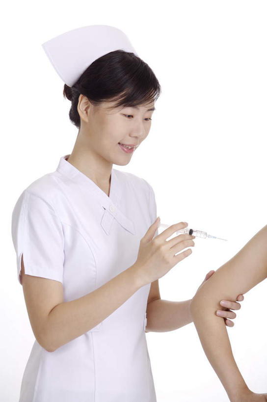 东方人,两个人,病人,护士,站,笑,微笑,竖图,室内,白天,白色背景,正面,工作服,制服,帽子,亚洲,握,拿,拿着,注视,黄种人,白色,观察,看,站着,针管,针筒,握着,注射,摄影,影棚,观看,察看,医疗,医疗设备,注射器,护士帽,白衣天使,关注,病患,工作制服,年轻女性,女人,女性,中年女性,亚洲人,患者,就医者,站立,半身,彩图,影棚拍摄,工作套服,拍摄