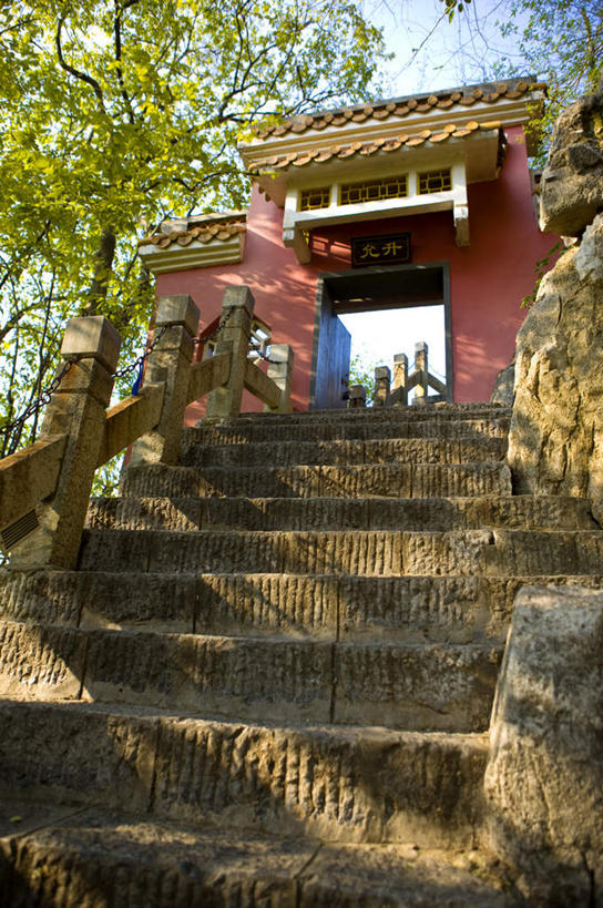 无人,栏杆,竖图,室外,白天,仰视,旅游,度假,石头,植物,楼梯,标志建筑,地标,建筑,雕塑,桂林,中国,亚洲,阴影,艺术,装饰,光线,标志,雕刻,扶手,牌匾,石子,文字,影子,字符,阶梯,拱门,文化,娱乐,标识,建设,护栏,台阶,树,树木,蓝色,绿色,蓝天,天空,阳光,自然,工艺品,天,享受,休闲,汉字,旅游胜地,放松,生长,晴朗,成长,纪念,广西,美术,中文,主题,陈列,东亚,万里无云,广西壮族自治区,中华人民共和国,桂林市,桂,华南地区,功能,美学,国文,华文,石块,晴空,晴空万里,彩图,低角度拍摄,独秀峰,桂林王城,靖江王城,靖江王府