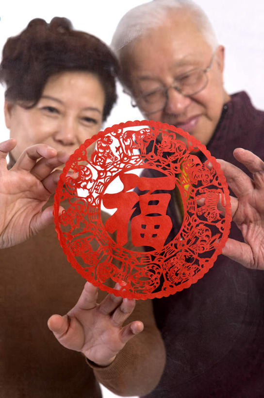 东方人,老年人,两个人,家庭,夫妻,站,笑,微笑,露齿笑,竖图,室内,白天,正面,爱情,窗户,亚洲,握,服装,艺术,标志,文字,眼镜,纸艺,字符,手工艺品,浪漫,拿,拿着,注视,休闲装,黄种人,文化,标识,玻璃窗,衣服,红色,纸制品,工艺品,剪纸,观察,看,站着,休闲,温暖,温馨,一家人,休闲服,汉字,恩爱,握着,恋人,服饰,观看,老花镜,和睦,察看,高雅,关注,中文,窗花,自信心,品位,剪画,刻纸,国文,华文,远视眼镜,老年男性,老年女性,男人,男性,女人,女性,亚洲人,夫妇,情侣,站立,半身,彩图,伴侣,融洽