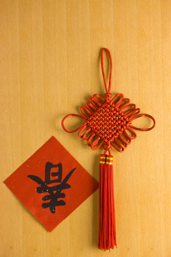 无人,竖图,室内,特写,白天,正面,静物,对联,吊挂,悬挂,艺术,标志,书法,文字,字符,手工艺品,墙,挂,文化,标识,墙壁,墙面,一个,红色,工艺品,中国结,汉字,单个,春联,高雅,中国文化,中文,毛笔字,饰物,自信心,品位,国文,华文,彩图,中国书法,对子,楹联