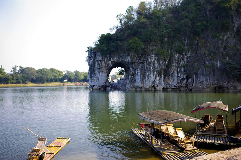 无人,横图,室外,白天,正面,旅游,度假,河流,石头,美景,森林,山,山脉,树林,水,植物,椅子,桂林,中国,亚洲,一排,阴影,竹制,整齐,编织,光线,石子,影子,竹排,木椅,河水,景观,山顶,山峰,水流,运输工具,山峦,娱乐,竹筏,树,树木,排列,蓝色,绿色,倒影,蓝天,天空,阳光,自然,交通工具,群山,天,享受,休闲,景色,放松,生长,晴朗,成长,广西,竹条,倒映,竹制品,队列,自然风光,载具,东亚,象鼻山,沉积岩,漓江,万里无云,广西壮族自治区,中华人民共和国,桂林市,桂,华南地区,颠峰,极峰,反照,水上交通工具,水成岩,沉水山,漓山,桃花江,仪山,石块,岩石,晴空,晴空万里,彩图