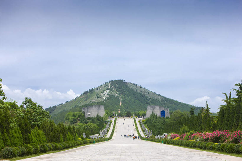 无人,横图,室外,白天,正面,旅游,度假,名胜古迹,山,山脉,植物,标志建筑,地标,建筑,中国,亚洲,阴影,遗迹,光线,影子,山峰,云,云朵,山峦,云彩,古迹,文物,娱乐,建设,古建筑,树,树木,蓝色,绿色,白云,蓝天,天空,阳光,自然,群山,天,享受,休闲,墓地,旅游胜地,放松,生长,晴朗,成长,坟墓,陵墓,坟场,古文明,东亚,陕西,陕西省,中华人民共和国,西北地区,陕,咸阳,咸阳市,梁山,晴空,彩图,乾陵,乾县