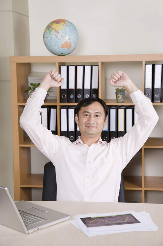 东方人,一个人,商务人士,商务男性,办公室,坐,闭眼,笑,微笑,竖图,室内,白天,正面,衬衫,电脑,笔记本电脑,仪器,海洋,柜子,家具,桌子,地图,椅子,亚洲,仅一个男性,仅一个人,仅一个中年男性,握,套装,网格,网络,材料,档案,地球仪,文件,线条,纸,世界地图,办公桌,墙,地球,陆地,全球,黄种人,鼓励,通讯设备,墙壁,墙面,球,白色,会议椅,经纬线,模型,手稿,资料,加油,手势,握拳,球体,打气,握着,地理,国家,办公椅,证明,大陆,世界,无线,鼓舞,文档,通信设备,商务装,无线网络,纬线,版图,档案柜,经线,文件架,无线上网,便携式电脑,工薪阶层,资料架,经纬仪,地理学,办公家具,商务椅,培训椅,文件框,文件座,资料档,资料座,手提电脑,男人,男性,中年男性,亚洲人,白领,上班族,闭眼睛,闭着眼,闭着眼睛,坐着,半身,彩图,衬衣,大洋,大洲