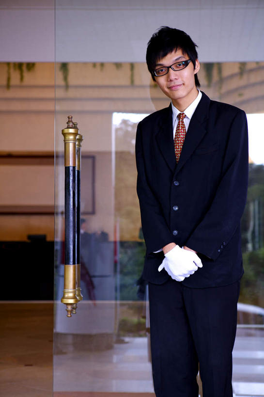 东方人,一个人,服务员,宾馆,站,竖图,室外,白天,正面,衬衫,西装,安全,门,亚洲,仅一个男性,仅一个人,握,套装,正装,眼镜,防护,领带,注视,职业装,黄种人,仅一个年轻男性,白色,手套,门框,观察,看,站着,握着,旋转门,观看,保护,察看,关注,保险,近视眼镜,保全,周全,安稳,安定,防护手套,平安,男人,男性,年轻男性,亚洲人,服务生,侍者,站立,半身,彩图,衬衣,客店,客栈,旅店,旅馆,旅舍,汽车旅馆