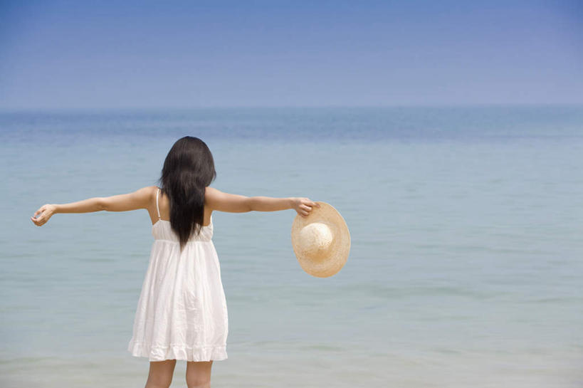 东方人,一个人,站,伸展双臂,横图,室外,白天,裙子,海浪,海洋,帽子,亚洲,仅一个年轻女性,仅一个女性,仅一个人,握,连衣裙,浪花,水平线,辽阔,海平线,拿,拿着,黄种人,背面,蓝色,蓝天,天空,海水,遮阳帽,天,站着,广阔,握着,晴朗,一望无际,海景,万里无云,无边无际,一马平川,年轻女性,女人,女性,亚洲人,大海,风浪,海,海水的波动,近岸浪,涌浪,晴空,晴空万里,敞开双臂,伸开双臂,展开双肩,站立,张开手臂,张开双臂,半身,彩图,水天相接,水天一线