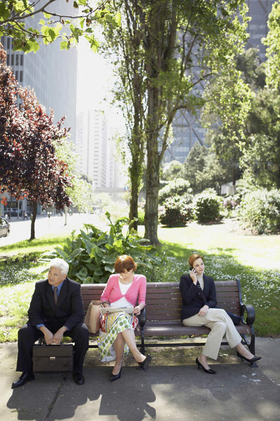 东方人,西方人,三个人,同事,商务人士,商务男性,商务女性,坐,竖图,俯视,室外,白天,衬衫,成功,合作,团队,集体,信心,草地,草坪,树林,植物,椅子,欧洲,欧洲人,亚洲,一排,阴影,套装,整齐,光线,影子,二郎腿,注视,黄种人,队伍,草,树,树木,排列,绿色,阳光,自然,低头,观察,看,生长,成长,观看,察看,领导,成就,队列,关注,商务装,合伙,领袖,工薪阶层,男人,男性,年轻女性,女人,女性,中年男性,白种人,亚洲人,白领,上班族,坐着,彩图,高角度拍摄,全身,衬衣