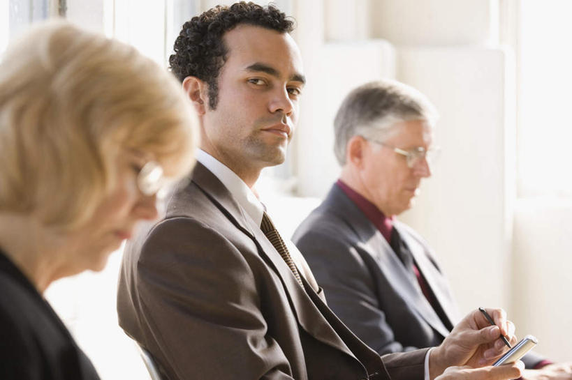 西方人,三个人,同事,商务人士,商务男性,商务女性,坐,横图,室内,白天,侧面,衬衫,商务,成功,合作,团队,集体,信心,科技,欧洲,非洲,黑人,欧洲人,一排,握,套装,朦胧,模糊,整齐,科学,笔,眼镜,墙,领带,手写笔,拿,拿着,扭头,注视,队伍,墙壁,墙面,排列,白色,观察,记录,看,转头,便捷,联络,握着,通信,观看,掌上电脑,察看,科学技术,领导,书写,象征,庄重,成就,队列,关注,液晶,商务装,身份,合伙,领袖,触控笔,近视眼镜,工薪阶层,PDA掌上电脑,个人数字助理,轻巧,正式,地位,触摸笔,触屏笔,电容屏笔,电容屏手写笔,男人,男性,年轻男性,女人,女性,中年男性,中年女性,白种人,非洲人,白领,上班族,坐着,半身,彩图,衬衣,办公