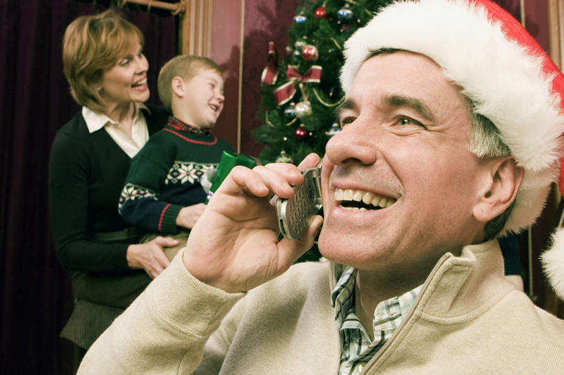 西方人,儿童,老年人,三个人,家庭,夫妻,祖母,祖父,站,坐,抱,笑,打电话,微笑,露齿笑,横图,室内,白天,正面,爱情,纯洁,植物,电话,礼盒,礼物,帽子,手机,照明,欧洲,圣诞节,欧洲人,握,服装,节日,庆祝,装饰,环绕,缠绕,彩灯,挂饰,纸盒,灯光,圣诞树,圣诞球,浪漫,拿,听,拿着,注视,休闲装,文化,通讯设备,灯,盒子,球,树,树木,小孩,衣服,红色,绿色,自然,包装盒,礼品盒,灯具,观察,看,站着,庆典,休闲,球体,温暖,温馨,一家人,休闲服,圣诞帽,恩爱,可爱,童年,童趣,握着,恋人,服饰,花灯,礼品,生长,奶奶,爷爷,成长,抱着,观看,纪念,祖孙,华丽,修饰,照亮,点缀,和睦,察看,搂着,照明设备,关注,纠缠,童真,烂漫,无邪,外婆,外祖母,外公,外祖父,外孙,外孙子,衬托,美观,雅致,雅观,棉帽,交流,天真,老年男性,老年女性,男孩,男人,男性,女人,女性,白种人,孩子,夫妇,情侣,孙子,沟通,搂,搂抱,通话,站立,坐着,半身,彩图,伴侣,融洽,男生