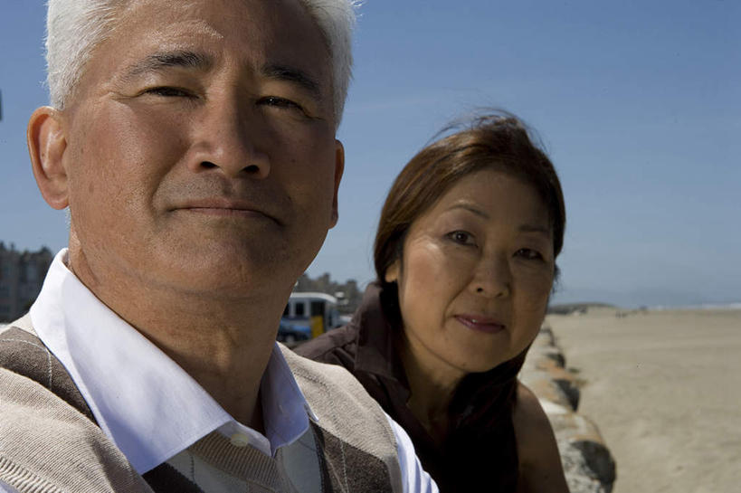 东方人,中年人,两个人,家庭,夫妻,站,笑,微笑,横图,室外,白天,正面,爱情,海浪,海洋,亚洲,阴影,服装,光线,影子,浪花,浪漫,扭头,注视,休闲装,黄种人,衣服,蓝色,蓝天,天空,阳光,海水,天,观察,看,站着,转头,休闲,温暖,温馨,一家人,休闲服,恩爱,恋人,服饰,晴朗,观看,和睦,察看,关注,海景,万里无云,男人,男性,女人,女性,中年男性,中年女性,亚洲人,夫妇,情侣,大海,风浪,海,海水的波动,近岸浪,涌浪,晴空,晴空万里,站立,半身,彩图,伴侣,融洽