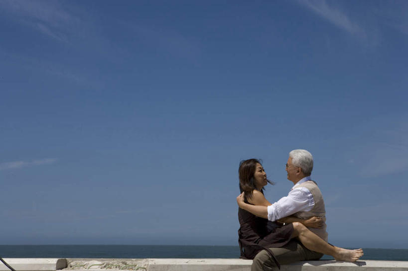 东方人,中年人,两个人,家庭,夫妻,坐,抱,笑,盘腿,微笑,露齿笑,横图,室外,白天,侧面,爱情,海浪,海洋,亚洲,服装,浪花,水平线,云,云朵,辽阔,海平线,浪漫,云彩,注视,休闲装,黄种人,光脚,衣服,蓝色,白云,蓝天,天空,海水,天,观察,看,休闲,广阔,温暖,温馨,一家人,赤脚,休闲服,恩爱,恋人,服饰,晴朗,抱着,观看,一望无际,和睦,察看,搂着,关注,海景,无边无际,一马平川,男人,男性,女人,女性,中年男性,中年女性,亚洲人,夫妇,情侣,大海,风浪,海,海水的波动,近岸浪,涌浪,晴空,怀抱,搂,搂抱,盘腿而坐,盘膝,盘着腿的,盘着腿坐,双腿交叉,相抱,拥抱,坐着,半身,彩图,伴侣,融洽,水天相接,水天一线