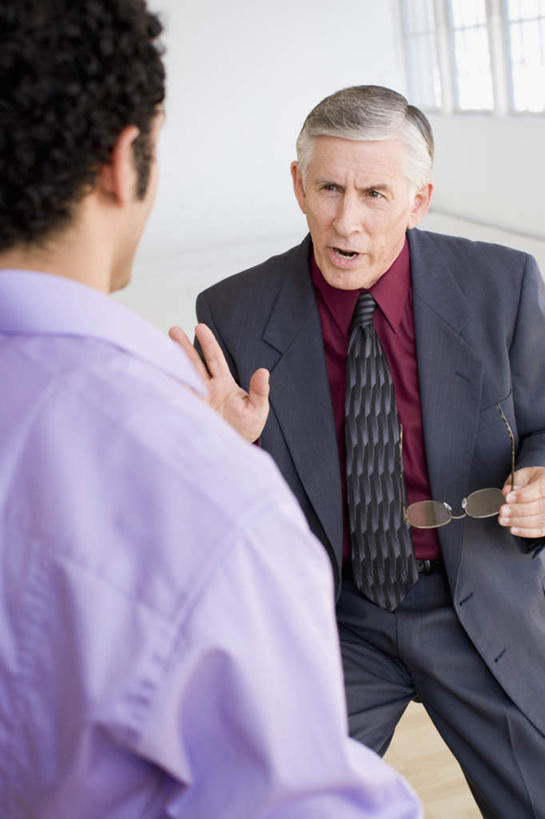 西方人,背部,两个人,同事,商务人士,商务男性,坐,说,竖图,室内,白天,正面,衬衫,讨论,成功,合作,团队,集体,信心,窗户,欧洲,非洲,黑人,欧洲人,握,套装,朦胧,模糊,眼镜,墙,领带,拿,拿着,注视,队伍,玻璃窗,墙壁,墙面,白色,观察,看,握着,观看,察看,领导,象征,庄重,成就,关注,商务装,身份,合伙,领袖,近视眼镜,工薪阶层,正式,地位,交流,男人,男性,年轻男性,中年男性,白种人,非洲人,白领,上班族,沟通,讲话,交谈,商讨,说话,谈话,坐着,半身,彩图,衬衣