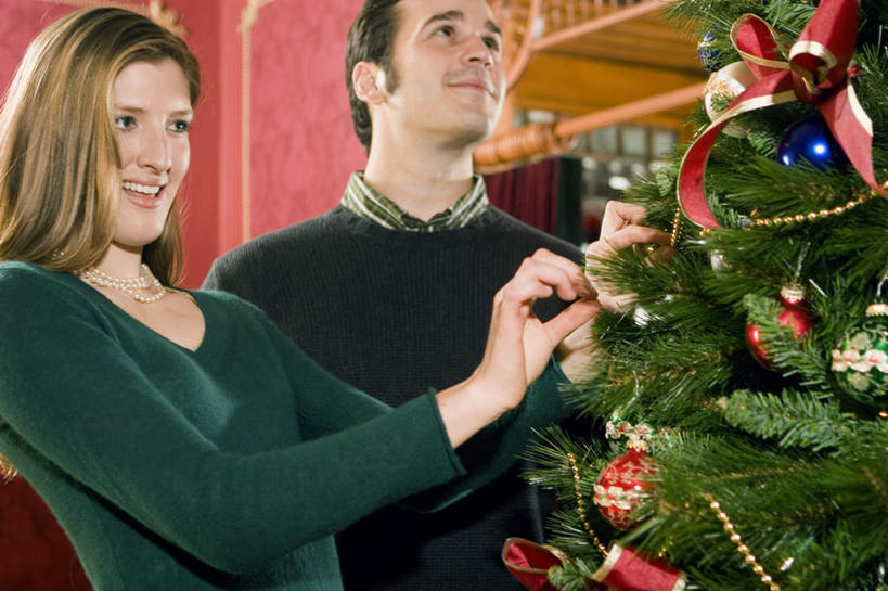 西方人,两个人,家庭,夫妻,站,笑,微笑,露齿笑,横图,室内,白天,正面,爱情,植物,照明,欧洲,圣诞节,欧洲人,握,服装,节日,庆祝,装饰,环绕,缠绕,彩灯,挂饰,墙,灯光,圣诞树,圣诞球,浪漫,拿,拿着,注视,休闲装,文化,墙壁,墙面,灯,球,树,树木,衣服,红色,绿色,自然,灯具,观察,看,站着,庆典,休闲,球体,温暖,温馨,一家人,休闲服,恩爱,握着,恋人,服饰,花灯,生长,成长,观看,纪念,华丽,修饰,照亮,点缀,和睦,察看,照明设备,关注,纠缠,衬托,美观,雅致,雅观,男人,男性,年轻男性,年轻女性,女人,女性,白种人,年轻人,夫妇,情侣,站立,半身,彩图,伴侣,融洽