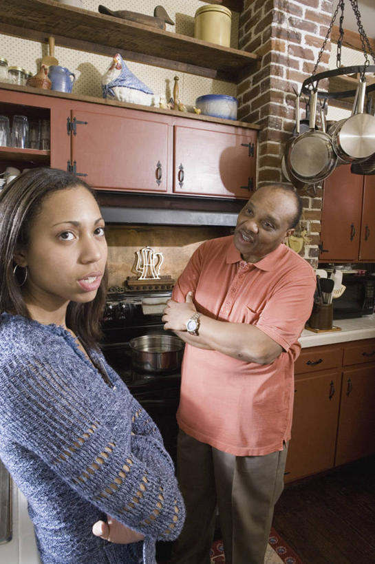 西方人,两个人,家庭,父亲,女儿,站,说,双手交叉,竖图,室内,白天,正面,烹饪,讨论,植物,厨房,窗户,柜子,桌面,桌子,餐具,厨具,金属制品,欧洲,非洲,黑人,欧洲人,吊挂,阴影,服装,时间,反射,金属,碟子,锅子,盘,盆栽,时钟,手表,水槽,影子,墙,盆景,储物柜,计时,扭头,注视,休闲装,水斗,锅,玻璃窗,墙壁,墙面,衣服,绿色,自然,盘子,碟,钟表,观察,看,站着,转头,休闲,温暖,温馨,父女,一家人,休闲服,表,父爱,服饰,生长,成长,锅具,观看,腕表,和睦,察看,双手抱胸,储存,关注,烹饪用具,储备,蕴藏,贮备,忽视,交流,老年男性,男人,男性,年轻女性,女人,女性,非洲人,烹调用具,钟,沟通,讲话,交谈,烹调,商讨,说话,谈话,站立,半身,彩图,灶间,厨房料理台,融洽,贮存,料理台