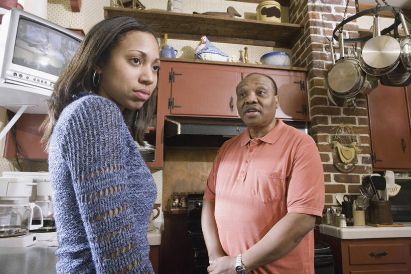 西方人,两个人,家庭,父亲,女儿,站,说,横图,室内,白天,正面,烹饪,讨论,植物,厨房,窗户,柜子,桌面,桌子,餐具,厨具,金属制品,欧洲,非洲,黑人,欧洲人,吊挂,阴影,服装,时间,反射,金属,碟子,锅子,盘,盆栽,时钟,手表,水槽,影子,墙,盆景,储物柜,计时,扭头,注视,休闲装,水斗,锅,玻璃窗,墙壁,墙面,衣服,绿色,自然,盘子,碟,钟表,观察,看,站着,转头,休闲,温暖,温馨,父女,一家人,休闲服,表,父爱,服饰,生长,成长,锅具,观看,腕表,和睦,察看,储存,关注,烹饪用具,储备,蕴藏,贮备,忽视,交流,老年男性,男人,男性,年轻女性,女人,女性,非洲人,烹调用具,钟,沟通,讲话,交谈,烹调,商讨,说话,谈话,站立,半身,彩图,灶间,厨房料理台,融洽,贮存,料理台