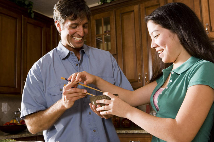 东方人,西方人,儿童,中年人,家庭,父亲,女儿,站,笑,微笑,露齿笑,横图,室内,白天,正面,纯洁,厨房,柜子,筷子,餐具,欧洲,欧洲人,亚洲,握,阴影,服装,反射,影子,储物柜,注视,休闲装,黄种人,文化,传统,小孩,衣服,容器,碗,低头,观察,看,站着,休闲,温暖,温馨,父女,一家人,休闲服,父爱,可爱,童年,童趣,握着,服饰,观看,指导,储藏,礼节,和睦,察看,储存,关注,礼仪,童真,烂漫,无邪,储备,蕴藏,贮备,天真,男人,男性,女孩,中年男性,白种人,亚洲人,孩子,进餐用具,站立,半身,彩图,灶间,融洽,贮存,女生