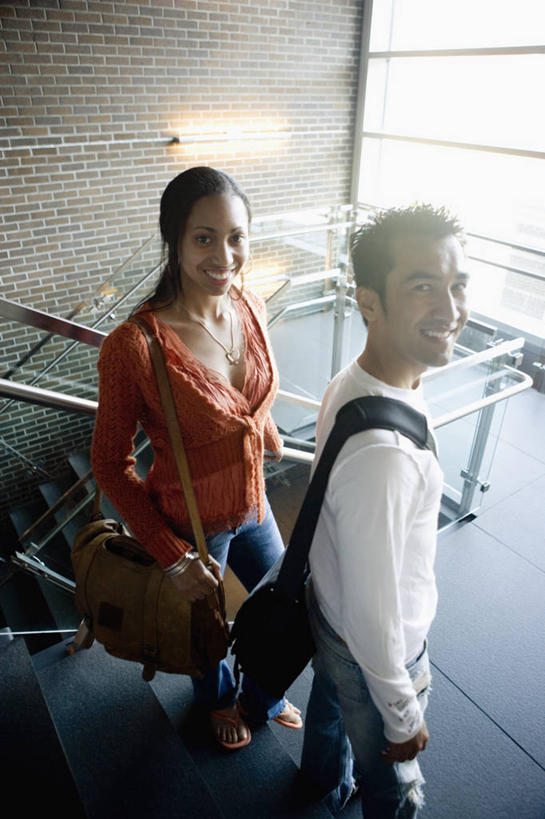 西方人,两个人,伙伴,朋友,学校,教学楼,栏杆,站,笑,微笑,露齿笑,竖图,俯视,室内,白天,友谊,窗户,楼梯,落地窗,照明,欧洲,欧洲人,服装,朦胧,模糊,包,壁灯,扶手,书包,阶梯,走道,走廊,过道,灯光,注视,休闲装,校园,护栏,玻璃窗,台阶,灯,衣服,背包,灯具,观察,看,站着,休闲,教室,同学,休闲服,服饰,观看,单肩包,照亮,察看,照明设备,校友,关注,同窗,学友,友情,男人,男性,年轻男性,年轻女性,女人,女性,白种人,抬头,仰头,站立,半身,彩图,高角度拍摄,教学大楼