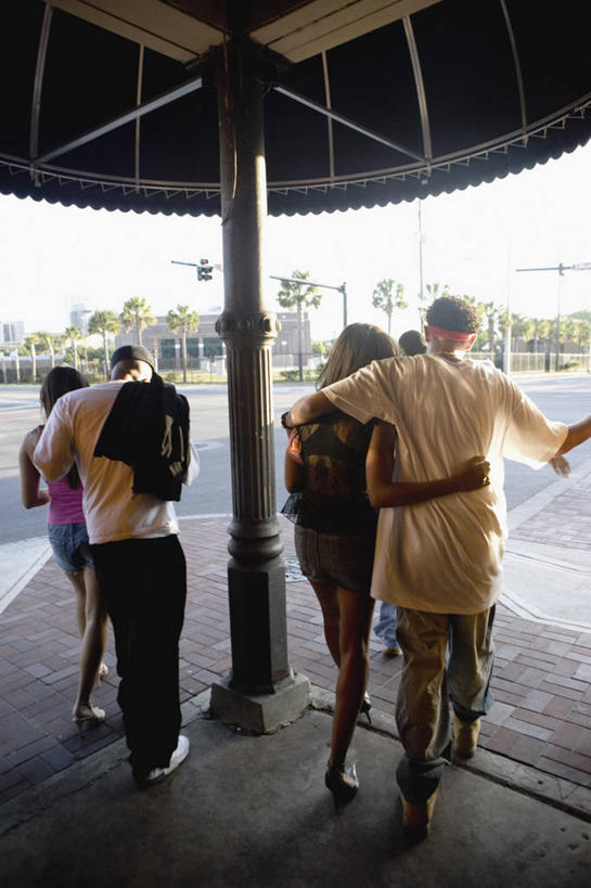 西方人,伙伴,朋友,餐厅,走,抱,竖图,室外,白天,爱情,友谊,植物,门,帽子,欧洲,欧洲人,五个人,服装,许多人,浪漫,休闲装,运动帽,树,树木,背面,衣服,蓝色,绿色,蓝天,天空,自然,门框,天,一群人,休闲,温暖,温馨,休闲服,鸭舌帽,恩爱,恋人,服饰,旋转门,生长,晴朗,成长,抱着,和睦,搂着,万里无云,友情,男人,男性,年轻男性,年轻女性,女人,女性,白种人,情侣,晴空,晴空万里,步行,搂,搂抱,散步,走路,彩图,全身,餐馆,饭店,饭馆,伴侣,融洽