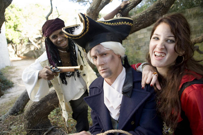 西方人,三个人,站,走,笑,微笑,露齿笑,横图,室外,白天,正面,戏服,游戏,草地,草坪,树林,植物,欧洲,非洲,黑人,欧洲人,表演,握,阴影,服装,节日,庆祝,光线,影子,拿,玩,拿着,依偎,文化,娱乐,草,树,树木,衣服,绿色,阳光,自然,靠,靠着,倚靠,站着,庆典,休闲,万圣节,握着,服饰,生长,成长,活动,纪念,倚着,威胁,衣着,穿着,发泄,消遣,智力,角色扮演,表演服,演出服,宣泄,依附,依赖,投靠,衣饰,昂首,威逼,要挟,演戏,道具服,男人,男性,年轻女性,女人,女性,中年男性,白种人,非洲人,步行,散步,抬头,玩耍,嬉戏,仰头,站立,走路,半身,彩图