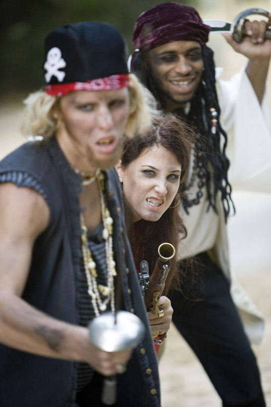 西方人,三个人,伙伴,朋友,站,举,抱,笑,微笑,露齿笑,竖图,室外,白天,侧面,戏服,游戏,友谊,合作,团队,草地,草坪,植物,道路,路,欧洲,非洲,黑人,欧洲人,表演,握,阴影,服装,节日,朦胧,模糊,庆祝,光线,影子,小路,交通,拿,玩,拿着,注视,文化,娱乐,草,树,树木,衣服,绿色,阳光,自然,观察,看,托,握拳,站着,张嘴,庆典,休闲,万圣节,战略,握着,服饰,生长,成长,抱着,观看,活动,纪念,察看,搂着,威胁,衣着,穿着,发泄,关注,消遣,智力,角色扮演,表演服,演出服,张大嘴巴,宣泄,联合,合谋,衣饰,威逼,要挟,演戏,道具服,配合,协作,男人,男性,年轻男性,年轻女性,女人,女性,白种人,非洲人,张开嘴,怀抱,举起,举手,举着,搂,搂抱,玩耍,嬉戏,相抱,向上举,向上伸,向上托,拥抱,站立,半身,彩图