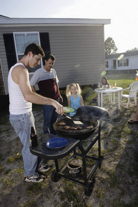 西方人,儿童,四个人,家庭,父亲,女儿,伙伴,朋友,站,笑,微笑,竖图,室外,白天,正面,裙子,烧烤,友谊,纯洁,草地,草坪,植物,餐桌,桌子,餐具,椅子,金属制品,欧洲,欧洲人,握,阴影,连衣裙,服装,裤子,光线,金属,背心,铲子,碟子,盘,影子,木椅,云,云朵,肉,烤架,烤肉,云彩,注视,牛仔裤,休闲装,肉类,玻璃制品,酒瓶,草,树,树木,两个,一个,小孩,衣服,蓝色,绿色,白色,白云,蓝天,天空,阳光,自然,盘子,玻璃瓶,瓶子,碟,天,低头,观察,看,站着,休闲,温暖,温馨,父女,一家人,休闲服,铁架,父爱,可爱,童年,童趣,握着,服饰,生长,晴朗,单个,成长,餐台,观看,和睦,察看,衣着,穿着,关注,肉食,童真,烂漫,无邪,衣饰,天真,友情,男人,男性,年轻男性,女孩,白种人,孩子,年轻人,晴空,站立,彩图,全身,手铲,融洽,女生