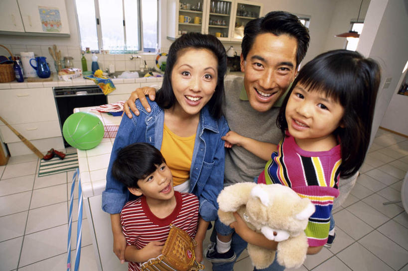 东方人,儿童,中年人,四个人,家庭,夫妻,母亲,父亲,女儿,儿子,站,抱,笑,微笑,露齿笑,横图,俯视,室内,白天,爱情,游戏,纯洁,厨房,窗户,柜子,熊,玩具,亚洲,阴影,服装,反射,瓷砖,地砖,工具,壶,扫帚,水槽,水龙头,玩偶,影子,墙,泰迪熊,地面,储物柜,浪漫,玩,注视,休闲装,黄种人,娱乐,水斗,开关,玻璃窗,墙壁,墙面,水壶,小孩,衣服,白色,茶壶,容器,玩具熊,打开,观察,看,清洁,站着,休闲,温暖,温馨,父女,父子,母女,母子,一家人,休闲服,恩爱,父爱,可爱,母爱,童年,童趣,益智,恋人,服饰,毛绒玩具,抱着,观看,扫把,安慰,阀门,和睦,察看,卫生,搂着,开启,储存,发泄,关注,消遣,保洁,童真,烂漫,无邪,笤帚,宣泄,罗斯福熊,水咀,储备,蕴藏,贮备,天真,男孩,男人,男性,女孩,女人,女性,中年男性,中年女性,亚洲人,孩子,夫妇,情侣,搂,搂抱,玩耍,嬉戏,站立,半身,彩图,高角度拍摄,灶间,伴侣,融洽,贮存,男生,女生