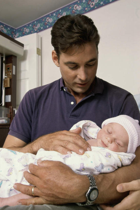 西方人,婴儿,儿童,三个人,家庭,夫妻,母亲,父亲,坐,闭眼,抱,摸,睡,竖图,室内,白天,正面,婴儿服装,爱情,纯洁,欧洲,欧洲人,抚摸,服装,时间,时钟,手表,浪漫,计时,注视,休闲装,装饰品,小孩,衣服,戒指,饰品,首饰,钟表,低头,观察,看,休闲,温暖,温馨,父子,母子,三口之家,一家人,休闲服,表,恩爱,父爱,可爱,母爱,恋人,服饰,活泼,抱着,观看,腕表,信物,和睦,察看,搂着,权利,关注,宝宝,纯真,烂漫,无邪,手饰,垂头,伶俐,天真,男人,男性,年轻男性,年轻女性,女人,女性,白种人,孩子,年轻人,夫妇,情侣,钟,闭眼睛,闭着眼,闭着眼睛,触摸,怀抱,接触,困,困觉,搂,搂抱,寝息,睡觉,相抱,拥抱,坐着,半身,彩图,婴儿服,伴侣,融洽