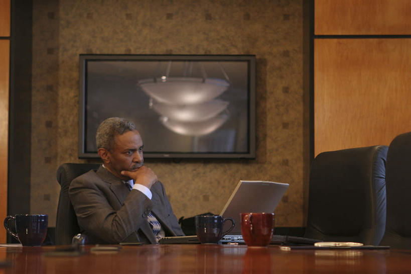 西方人,一个人,商务人士,商务男性,办公室,坐,横图,室内,白天,正面,衬衫,电脑,笔记本电脑,家具,桌子,杯子,电视,椅子,欧洲,非洲,黑人,欧洲人,仅一个男性,仅一个人,仅一个中年男性,撑,套装,网络,瓷器,办公桌,墙,咖啡杯,领带,陶瓷制品,托腮,注视,通讯设备,墙壁,墙面,会议椅,观察,看,托,观看,一台,办公椅,察看,无线,象征,庄重,关注,托下巴,彩电,瓷杯,通信设备,商务装,身份,无线网络,无线上网,便携式电脑,工薪阶层,办公家具,正式,地位,商务椅,培训椅,彩色电视机,显像管屏,显像管屏幕,手提电脑,男人,男性,中年男性,非洲人,白领,上班族,电视机,坐着,半身,彩图,衬衣