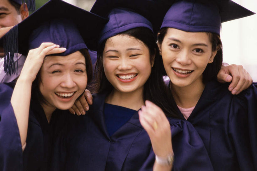 东方人,三个人,伙伴,朋友,学生,站,抱,笑,微笑,露齿笑,横图,室外,白天,正面,友谊,亚洲,一排,朦胧,模糊,整齐,时间,时钟,手表,计时,注视,黄种人,排列,钟表,观察,看,站着,表,流苏,抱着,观看,腕表,察看,搂着,学士帽,毕业,队列,关注,学士服,垂布,学士袍,友情,年轻女性,女人,女性,亚洲人,钟,怀抱,搂,搂抱,相抱,拥抱,站立,半身,彩图