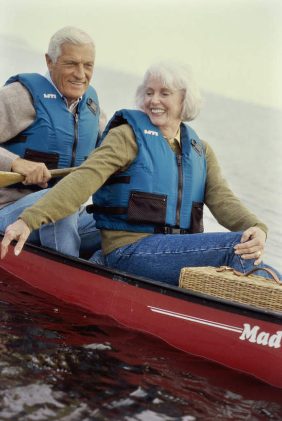 划船,西方人,老年人,两个人,家庭,夫妻,坐,笑,微笑,露齿笑,竖图,室外,白天,正面,爱情,河流,水,船,欧洲,欧洲人,波纹,服装,英文,标志,船桨,救生衣,篮子,文字,字符,字母,河水,水流,木船,涟漪,浪漫,注视,休闲装,标识,衣服,水纹,交通工具,波浪,观察,看,休闲,温暖,温馨,一家人,休闲服,恩爱,恋人,服饰,观看,英文字母,和睦,察看,舟,关注,载具,水晕,食物篮,浮水衣,荡舟,老年男性,老年女性,男人,男性,女人,女性,白种人,夫妇,情侣,坐着,半身,彩图,伴侣,融洽,野餐篮