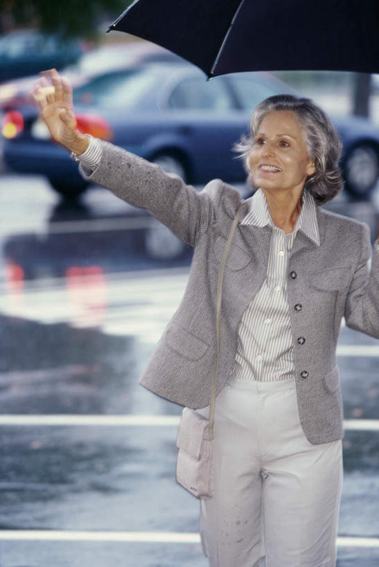 西方人,一个人,站,举,笑,微笑,露齿笑,竖图,室外,白天,正面,雨,暴雨,大雨,汽车,欧洲,欧洲人,仅一个女性,仅一个人,服装,朦胧,模糊,包,皮包,伞,雨伞,遮阳伞,挥手,注视,休闲装,阳伞,再见,车,衣服,黑色,交通工具,轿车,观察,看,手势,托,站着,招手,休闲,休闲服,服饰,仅一个老年女性,告别,观看,细雨,单肩包,察看,太阳伞,关注,载具,摆动,离别,辞行,老年女性,女人,女性,白种人,小雨,举起,举手,举着,向上举,向上伸,向上托,站立,半身,彩图