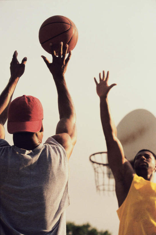 西方人,两个人,伙伴,朋友,跳,投,举,竖图,室外,白天,仰视,运动服,友谊,篮球,帽子,欧洲,非洲,黑人,欧洲人,阴影,服装,朦胧,模糊,光线,篮球框,影子,篮球场,球场,篮球装备,注视,运动器械,场地,运动帽,衣服,阳光,观察,看,托,健身器械,篮球网,鸭舌帽,服饰,观看,察看,衣着,穿着,关注,健身器材,篮球运动,篮球板,衣饰,友情,男人,男性,年轻男性,非洲人,举起,举手,举着,抛,扔,撒,跳跃,向上举,向上伸,向上托,掷,半身,彩图,低角度拍摄,篮球场地,运动器材,运动装